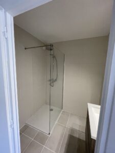 Douche, carrelage, lavabo